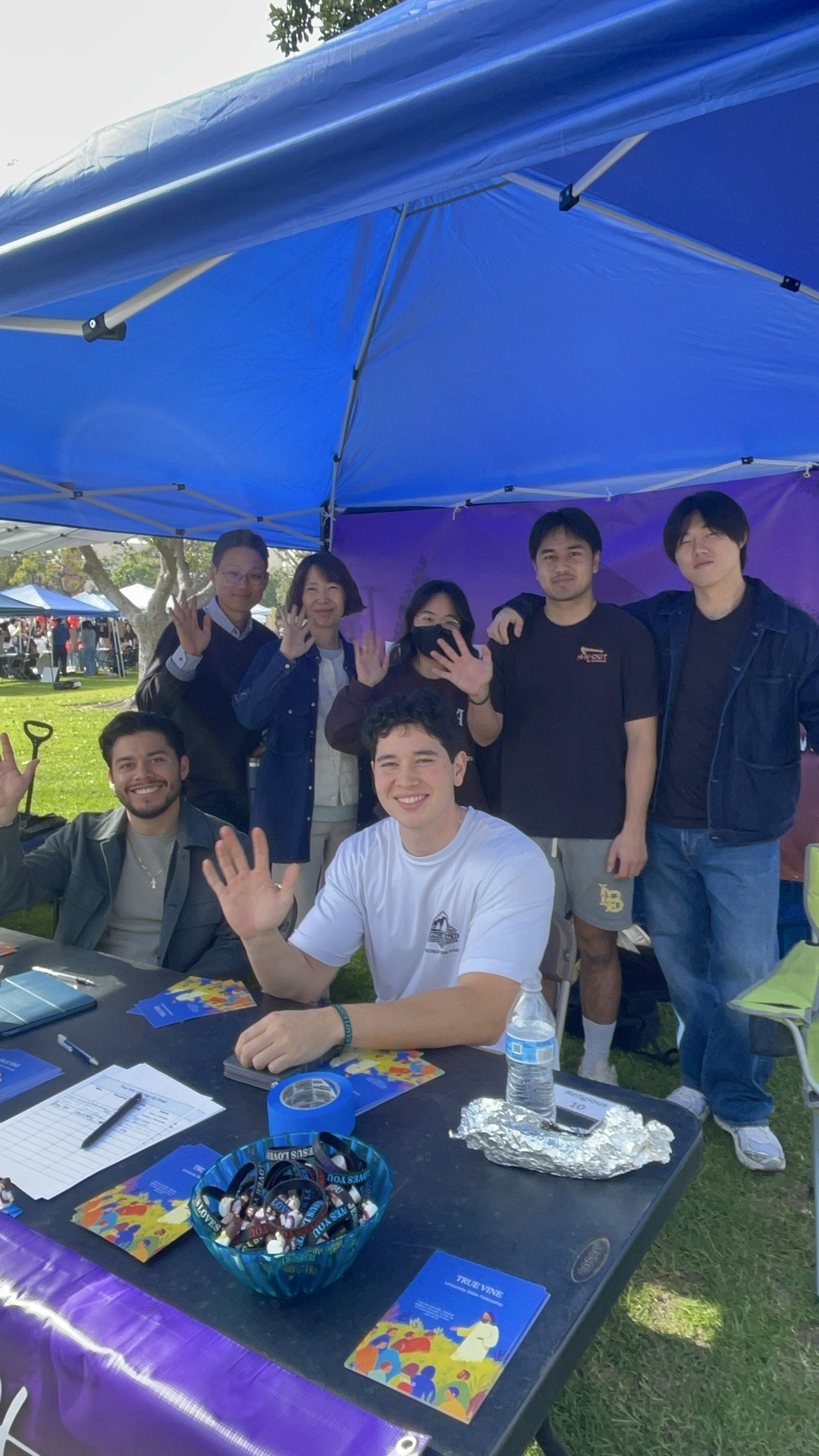 Students at CSULB welcome week outreach table